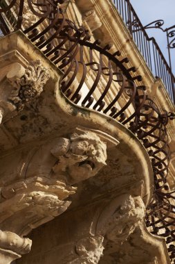 İtalya, Sicilya, Scicli (Ragusa eyaletinde), Barok Beneventano Palace cephe, altında bir balkon süs heykeller