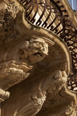 İtalya, Sicilya, Scicli (Ragusa eyaletinde), Barok Beneventano Palace cephe, altında bir balkon süs heykeller