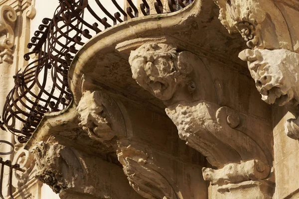 イタリア シチリア島 シクリ ラグーザ県 バロック様式の Beneventano 宮殿の外観 バルコニーの下で観賞用の仏像 — ストック写真