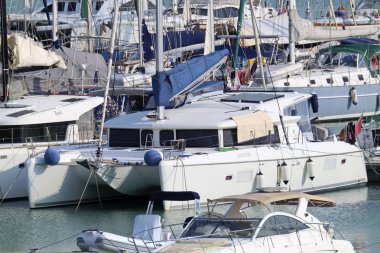 İtalya, Sicilya, Akdeniz, Marina di Ragusa; 20 Ekim 2018, motorlu tekne ve Lüks Yatlar Port - Editörden