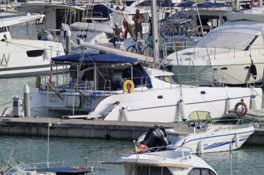 İtalya, Sicilya, Akdeniz, Marina di Ragusa; 20 Ekim 2018, motorlu tekne ve Lüks Yatlar Port - Editörden