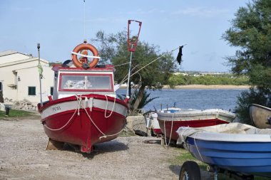 İtalya, Sicilya, Akdeniz, Sampieri (Ragusa eyaletinde); ahşap balıkçı tekneleri karaya 