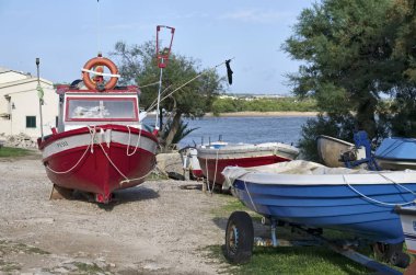 İtalya, Sicilya, Akdeniz, Sampieri (Ragusa eyaletinde); ahşap balıkçı tekneleri karaya 