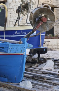 İtalya, Sicilya, Akdeniz, Sampieri (Ragusa eyaletinde); ahşap balıkçı teknesi karaya