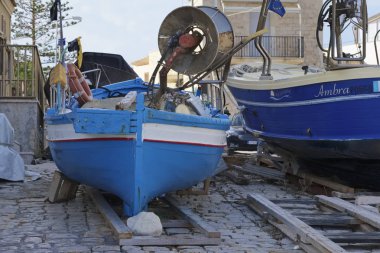 İtalya, Sicilya, Akdeniz, Sampieri (Ragusa eyaletinde); 22 Ekim 2018, balıkçı tekneleri karaya - Editörden