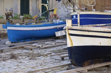 İtalya, Sicilya, Akdeniz, Sampieri (Ragusa eyaletinde); balıkçı tekneleri karaya