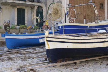 İtalya, Sicilya, Akdeniz, Sampieri (Ragusa eyaletinde); 22 Ekim 2018, balıkçı tekneleri karaya - Editörden