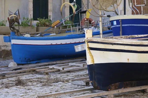Италия Сицилия Средиземное Море Сампьери Провинция Рагуза Рыбацкие Лодки Берегу — стоковое фото