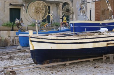 İtalya, Sicilya, Akdeniz, Sampieri (Ragusa eyaletinde); 22 Ekim 2018, balıkçı tekneleri karaya - Editörden