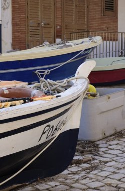 İtalya, Sicilya, Akdeniz, Sampieri (Ragusa eyaletinde); ahşap balıkçı tekneleri karaya