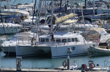 İtalya, Sicilya, Akdeniz, Marina di Ragusa; 24 Ekim 2018, insanlar üzerinde Port - editoryal bir Yelkenli tekne