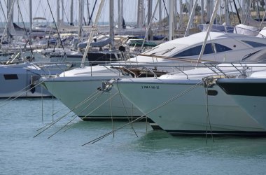 İtalya, Sicilya, Akdeniz, Marina di Ragusa; 24 Ekim 2018, Lüks Yatlar port - Editörden