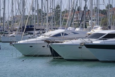 İtalya, Sicilya, Akdeniz, Marina di Ragusa; 24 Ekim 2018, Lüks Yatlar port - Editörden