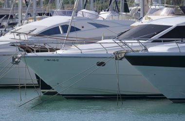 İtalya, Sicilya, Akdeniz, Marina di Ragusa; 24 Ekim 2018, Lüks Yatlar port - Editörden