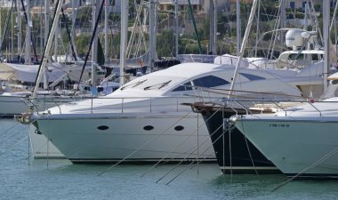 İtalya, Sicilya, Akdeniz, Marina di Ragusa; 24 Ekim 2018, Lüks Yatlar port - Editörden
