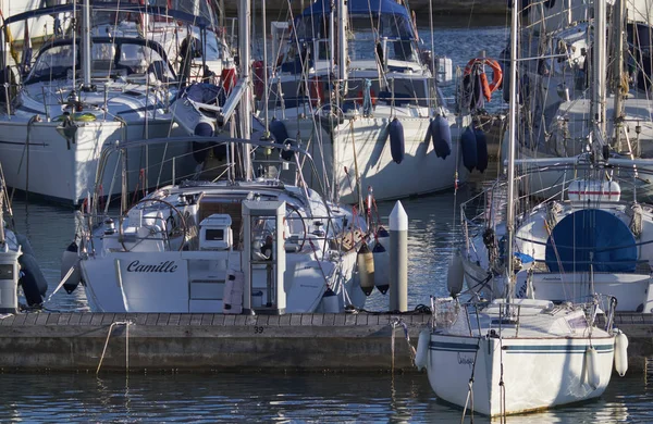 Italien Sicilien Medelhavet Marina Ragusa Oktober 2018 Segelbåtar Lyxiga Hamnen — Stockfoto