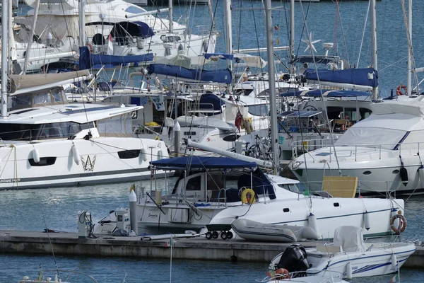 İtalya, Sicilya, Akdeniz, Marina di Ragusa; 26 Ekim 2018, motorlu tekne ve Lüks Yatlar Port - Editörden