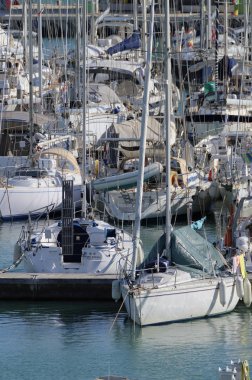 İtalya, Sicilya, Akdeniz, Marina di Ragusa; 27 Ekim 2018, Yelkenli tekneler limanda - Editörden