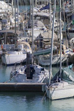 İtalya, Sicilya, Akdeniz, Marina di Ragusa; 27 Ekim 2018, Yelkenli tekneler limanda - Editörden