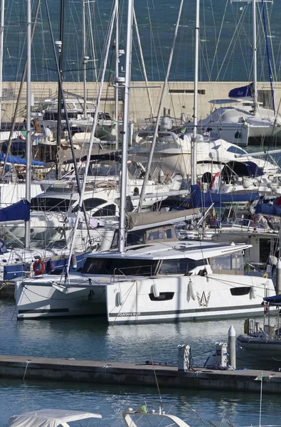 Italien Sicilien Medelhavet Marina Ragusa Oktober 2018 Segelbåtar Lyxiga Hamnen — Stockfoto