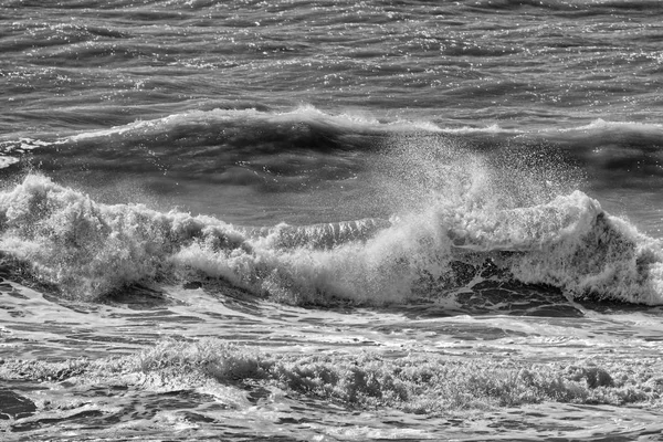 意大利 西西里 地中海 汹涌的海浪 — 图库照片