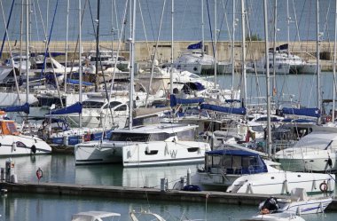 İtalya, Sicilya, Akdeniz, Marina di Ragusa; 2 Kasım 2018, Lüks Yatlar port - Editörden