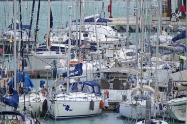 İtalya, Sicilya, Akdeniz, Marina di Ragusa; 3 Ekim 2018, Yelkenli tekneler limanda - Editörden