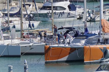 İtalya, Sicilya, Akdeniz, Marina di Ragusa; 4 Noveember 2018, insanlar ve Lüks Yatlar Port - Editörden