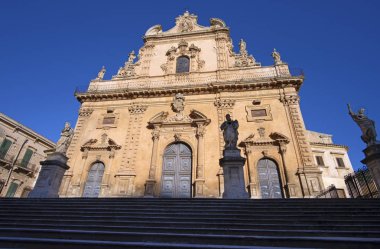 İtalya, Sicilya, Modica (Ragusa eyaletinde), St. Peter'ın Barok cephesi ve heykeller (Katedrali (18. yüzyıl a.C.)