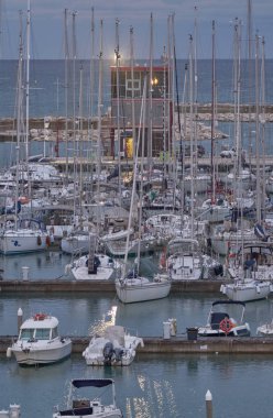 İtalya, Sicilya, Akdeniz, Marina di Ragusa; 10 Kasım 2018, tekneler ve Lüks Yatlar liman günbatımında - Editörden