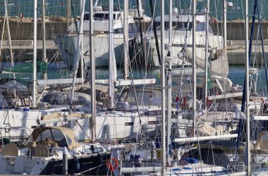 İtalya, Sicilya, Akdeniz, Marina di Ragusa; 11 Kasım 2018, Lüks Yatlar port - Editörden