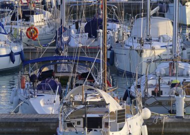 İtalya, Sicilya, Akdeniz, Marina di Ragusa; 11 Kasım 2018, Yelkenli tekneler limanda - Editörden