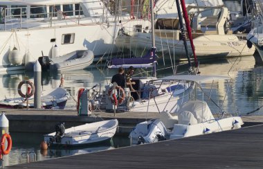 İtalya, Sicilya, Akdeniz, Marina di Ragusa; 14 Kasım 2018, insanlar üzerinde Port - editoryal bir Yelkenli tekne