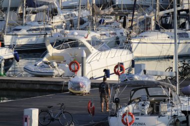 İtalya, Sicilya, Akdeniz, Marina di Ragusa; 14 Kasım 2018, insanlar ve liman - editoryal Lüks Yatlar