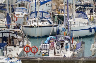 İtalya, Sicilya, Akdeniz, Marina di Ragusa; 17 Kasım 2018, Yelkenli tekneler limanda - Editörden