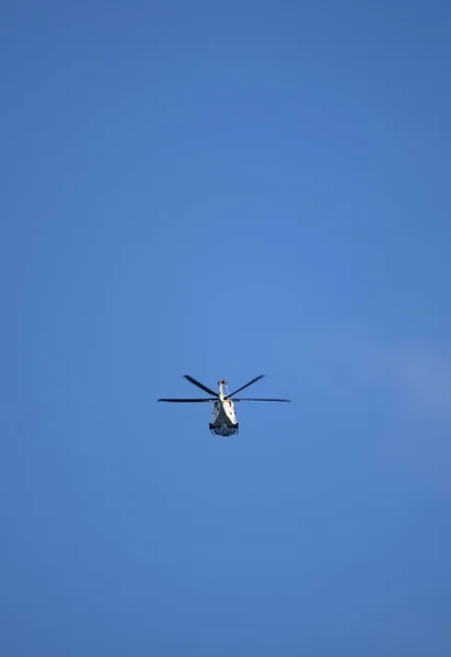 Италия Вертолет Летящий Небе — стоковое фото