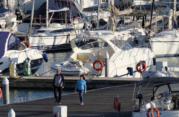 İtalya, Sicilya, Akdeniz, Marina di Ragusa; 18 Kasım 2018, insanlar ve liman - editoryal Lüks Yatlar