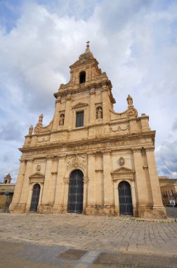 İtalya, Sicilya, Comiso (Ragusa eyaletinde), görünüm ve Santa Maria delle Stelle kilise cephe (Saint Mary yıldız Kilisesi - 1125 a.C.). İlk olarak St Maria del Mulino, eski değirmenler olan yakınlığı için adı altında kurulan.