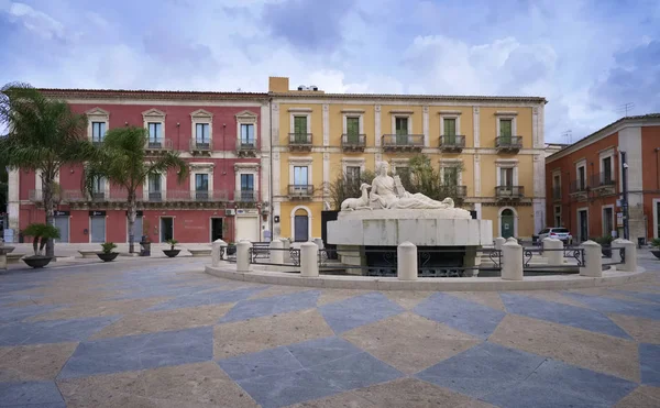 意大利 西西里岛 科米索 拉古萨省 2018年11月19日 戴安娜广场戴安娜喷泉和巴洛克式建筑的景色 — 图库照片