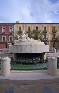 İtalya, Sicilya, Comiso (Ragusa eyaletinde); 19 Kasım 2018, Diana Meydanı - editoryal Diana Çeşmesi ve Barok binalarda görünümünü