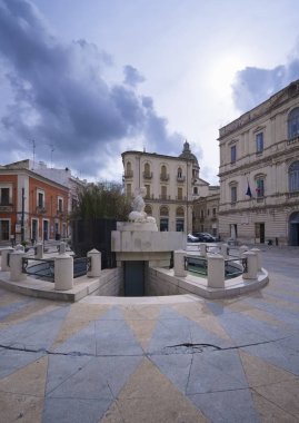 İtalya, Sicilya, Comiso (Ragusa eyaletinde); 19 Kasım 2018, Diana Meydanı - editoryal Diana Çeşmesi ve Barok binalarda görünümünü