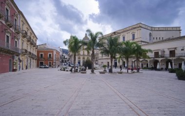İtalya, Sicilya, Comiso (Ragusa eyaletinde); 19 Kasım 2018, Diana Meydanı - editoryal Diana Çeşmesi ve Barok binalarda görünümünü