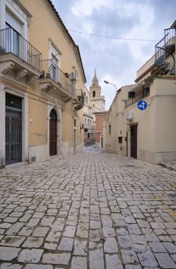 İtalya, Sicilya, Comiso (Ragusa eyaletinde), eski taş döşeli cadde ve Santa Maria delle Stelle kilise çan kulesi