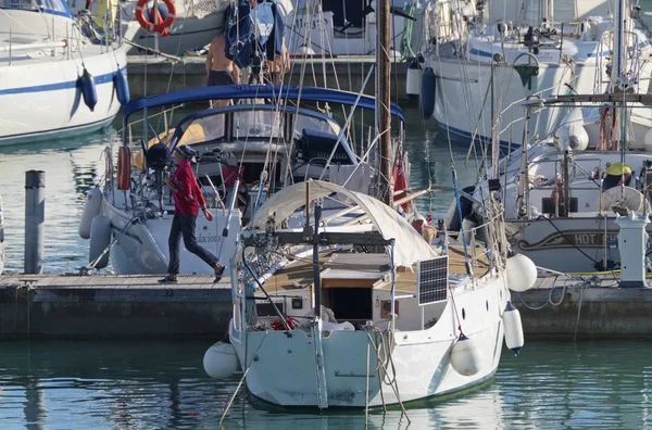 Italien Sicilien Medelhavet Marina Ragusa November 2018 Människor Och Lyxiga — Stockfoto