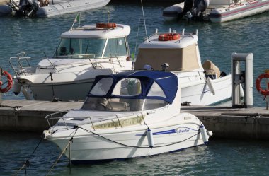 İtalya, Sicilya, Akdeniz, Marina di Ragusa; 25 Kasım 2018, motorlu tekneler limanda - Editörden