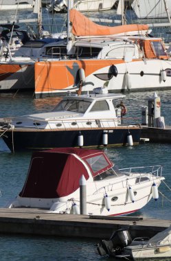 İtalya, Sicilya, Akdeniz, Marina di Ragusa; 25 Kasım 2018, motorlu tekne ve Lüks Yatlar Port - Editörden