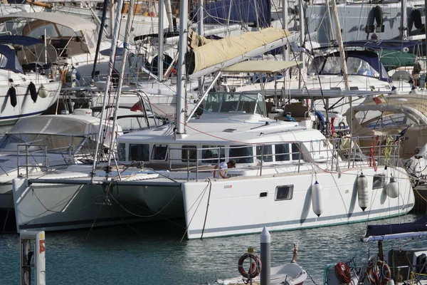 Italia Sicilia Mar Mediterráneo Marina Ragusa Noviembre 2018 Hombre Velero — Foto de Stock