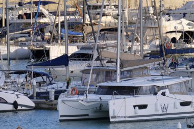İtalya, Sicilya, Akdeniz, Marina di Ragusa; 25 Kasım 2018, Lüks Yatlar port - Editörden