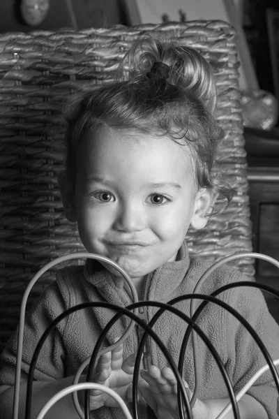 Италия Сицилия Марина Рагуза Портрет Двухлетнего Мальчика Играющего Своими Игрушками — стоковое фото