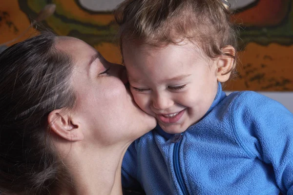 Italie Portrait Une Jeune Mère Embrassant Son Fils Mâle Ans — Photo